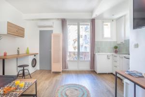 Kuchyňa alebo kuchynka v ubytovaní Chez Delphine - Studio tout confort avec terasse sur le Vieux Port centre ville - proche du Panier