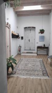 een grote kamer met een tapijt op een houten vloer bij Casa Ines in Guatiza