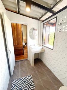 uma casa de banho com um lavatório e um espelho em บ้านมาดามกรีน Baan Madamn Green Nan em Nan