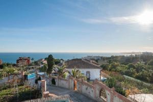 a view of a town with the ocean in the background at Casa rural junto al mar in Benalmádena
