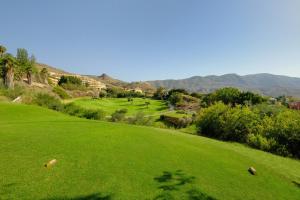 eine Gruppe von Golfplätzen mit Bergen im Hintergrund in der Unterkunft Love House Andalucia in La Envia