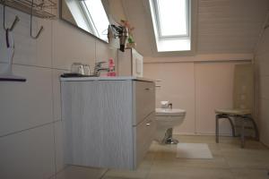 a bathroom with a sink and a toilet in it at Ferienwohnung (H)Auszeit Pape in Winterberg +36 photos