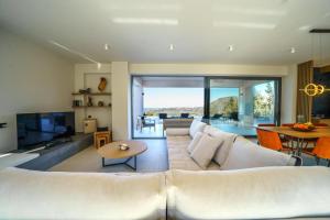 Un televizor și/sau centru de divertisment la In Vivo Villa - Breathtaking View -90sqm Heated Infinity Pool