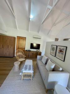 uma sala de estar com um sofá e uma mesa em Mountain Cottages at Haskell Vineyard em Stellenbosch