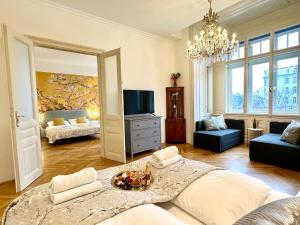 a living room with a couch and a tv at BOUTIQUE RESIDENCES at GAUDENZDORFER in Vienna
