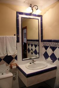 y baño con lavabo, espejo y aseo. en Seto del Palancar, en Motilla del Palancar