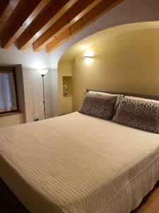 um quarto com uma cama grande num quarto em Casa Amalia em Bardolino