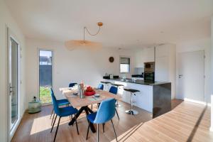 Η κουζίνα ή μικρή κουζίνα στο Belle maison pour 8 - 950m de la plage et du port