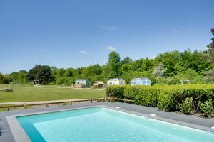 een zwembad in de achtertuin van een huis bij Glamping lodge with Eco-Wellness in Zeewolde