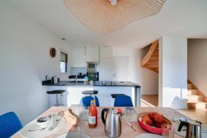 Η κουζίνα ή μικρή κουζίνα στο Belle maison pour 8 - 950m de la plage et du port +19 φωτογραφίες