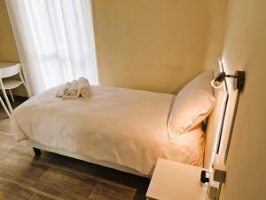 um quarto com uma cama com duas toalhas em La Corte del Maggiore em Parma