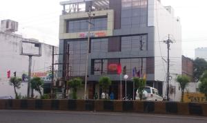 un grand bâtiment avec beaucoup de fenêtres sur une rue dans l'établissement Jalsa inn, Bhopal, à Shamsgarh