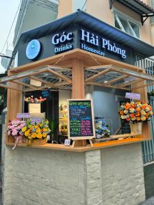 uma loja na frente de uma farmácia de cabelo com uma placa em Góc Hải Phòng Homestay Q4 em Ho Chi Minh