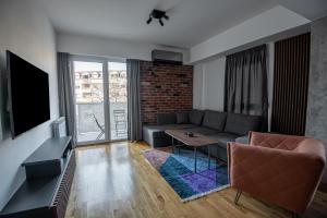 sala de estar con sofá y TV en Luxury Apartment Adrianna 2, en Skopje