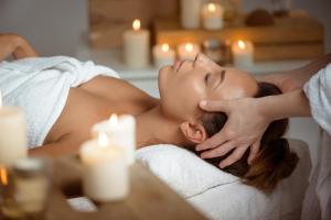 - un massage pour une femme dans une baignoire dans l'établissement Parc Hotel Alvisse, à Luxembourg