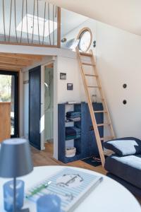a room with a bunk bed and a ladder at Undine - Wunderschönes Tiny Hausboot in Hamburg