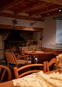 un restaurante con mesas y sillas y una chimenea en Casa rural Casa Bernat, en Isil