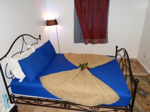 Postel nebo postele na pokoji v ubytování L'AUBERGE DES REMPARTS