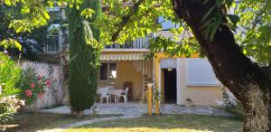 una casa con mesa y sillas en un patio en chez Patrice et Gilda, en Albi