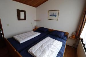 um quarto com duas camas num quarto em Lepelblad 37* em Nieuwvliet