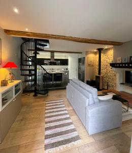 a living room with a couch and a kitchen at Loft de charme en centre-ville in Pau