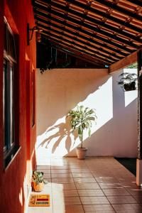 ein Haus mit einer Topfpflanze auf einer Terrasse in der Unterkunft Casa tamanho família com Garagem, Churrasqueira e Redes de Descanso in Búzios