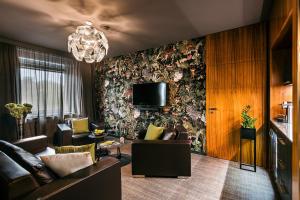 un soggiorno con divano e TV a parete di Hotel International Brno a Brno