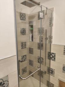 um chuveiro com uma porta de vidro na casa de banho em Heidi em Villabate