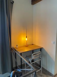 a desk in a room with a lamp on it at Loft de charme en centre-ville in Pau +2 photos