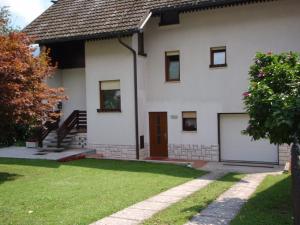 博維茨的住宿－Sobe Vera，一间白色的房子,有车库和草地庭院