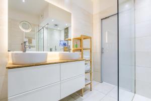 W łazience znajduje się umywalka i prysznic. w obiekcie I Della w Mediolanie