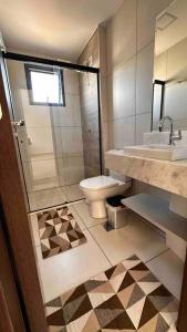 La salle de bains est pourvue de toilettes et d'un lavabo. dans l'établissement Apartamento 2 quartos, St Bueno Parque Vaca Brava, à Goiânia
