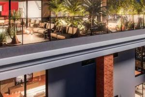 uma vista para a varanda de um hotel com plantas em Apartamento 2 quartos, St Bueno Parque Vaca Brava em Goiânia