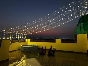 una cadena de luces en la parte superior de un edificio en Its a spacious penthouse en Chandigarh