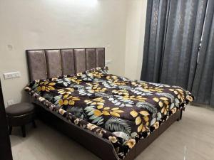 Its a spacious penthouse في شانديغار: سرير في غرفة عليها بطانية