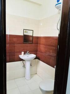 y baño con lavabo y aseo. en Its a spacious penthouse en Chandigarh