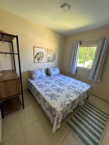 a bedroom with a bed and a window at Casa Recanto dos Guaiamuns - Carneiros PE in Sirinhaém