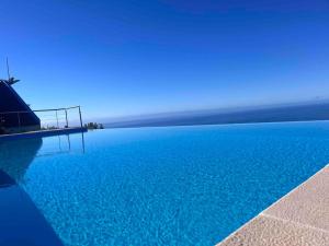 - une vue sur la piscine d'eau bleue dans l'établissement Lucky Lemons - Boutique Houses Madeira (Studio), à Calheta 16 autres photos