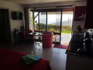 Cette chambre comprend un lit et offre une vue sur un balcon. dans l'établissement Lucky Lemons - Boutique Houses Madeira (Studio), à Calheta