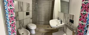 La petite salle de bains est pourvue d'un lavabo et de toilettes. dans l'établissement U Pantanu, à Syracuse