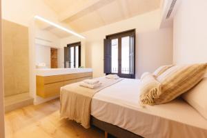 En eller flere senge i et værelse på Bravissimo Ballesteries Penthouse, Monthly Apartment