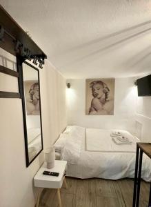 una piccola camera con letto e specchio di Loft Pantano, Catania Center Villa Bellini a Catania