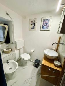 bagno bianco con lavandino e servizi igienici di Loft Pantano, Catania Center Villa Bellini a Catania