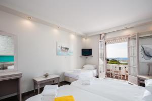 TV a/nebo společenská místnost v ubytování Kavuras Village Hotel & Suites