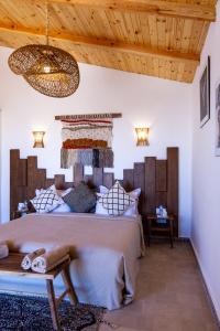- une chambre avec un grand lit et une tête de lit en bois dans l'établissement Dakhla Attitude, à Dakhla
