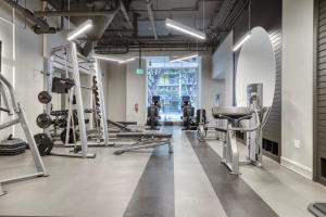 Downtown 1br w pool gym roof nr Broad Museum LAX-1014 في لوس أنجلوس: صالة ألعاب رياضية مع العديد من أجهزةالجري والأوزان