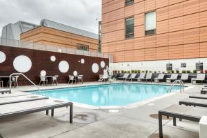 una piscina frente a un edificio en Downtown 1br w pool gym roof nr Broad Museum LAX-1014 en Los Ángeles