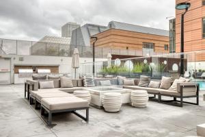 a patio with couches and tables on a building at Downtown 1br w pool gym roof nr Broad Museum LAX-1014 in Los Angeles