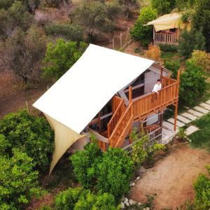 una vista in alto di una casa con un grande tendone bianco di Ciriga Sicily Glamping Resort a Santa Maria del Focallo