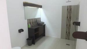 W łazience znajduje się umywalka i lustro. w obiekcie WHITE SANDS RESORT w Gili Trawangan